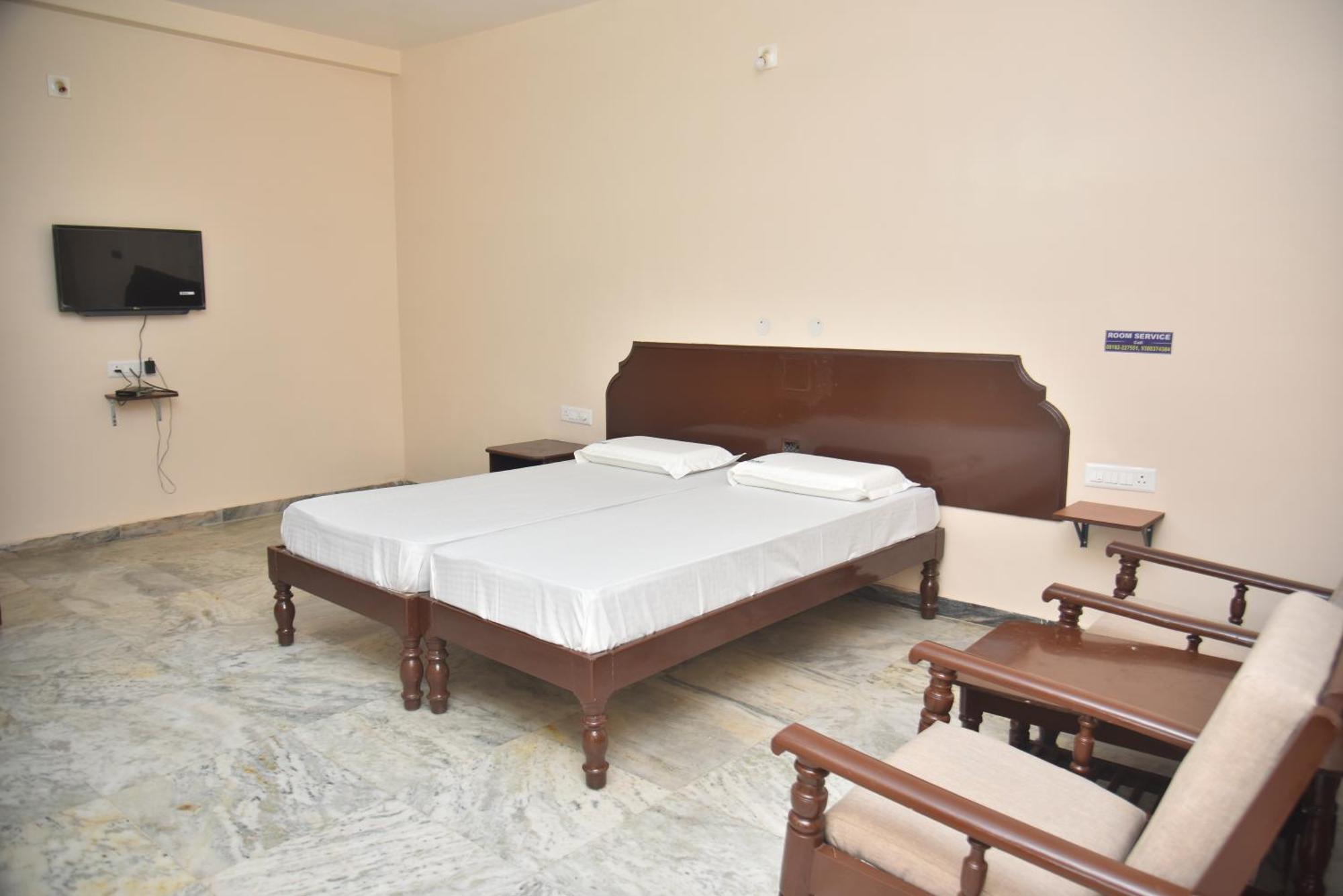 Arihanth Deluxe Lodge Shimoga Eksteriør billede